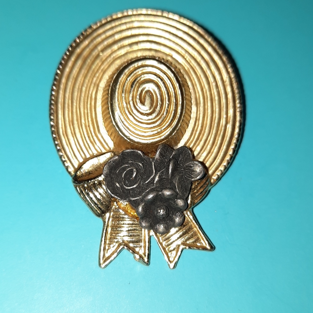 Chic pin bow/Goldtone sunhat brooch pin black floral detail collectible vintage